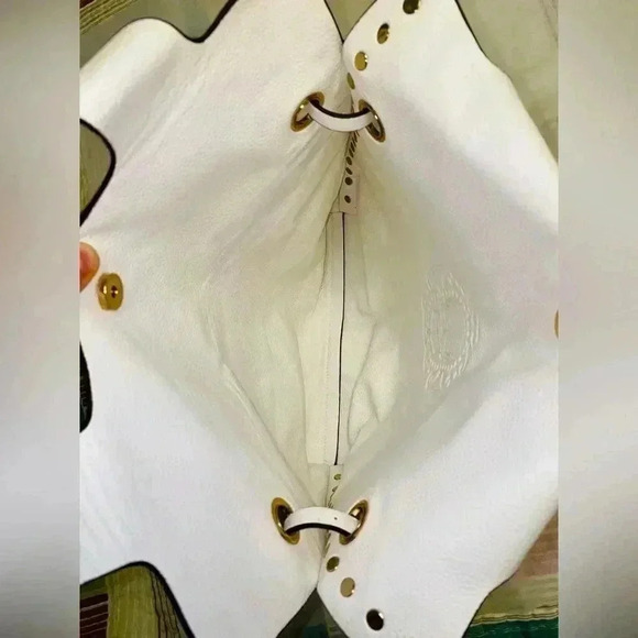 White bag with 💀 . No  name no brand - Picture 6 of 9